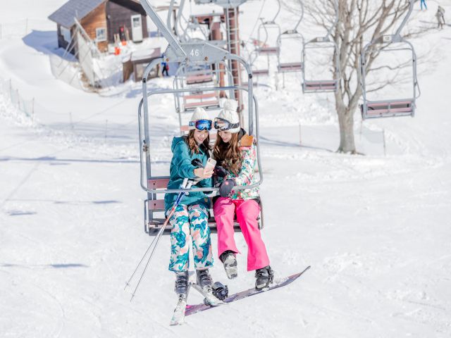 スキーをして友人と冬の旅行を満喫する